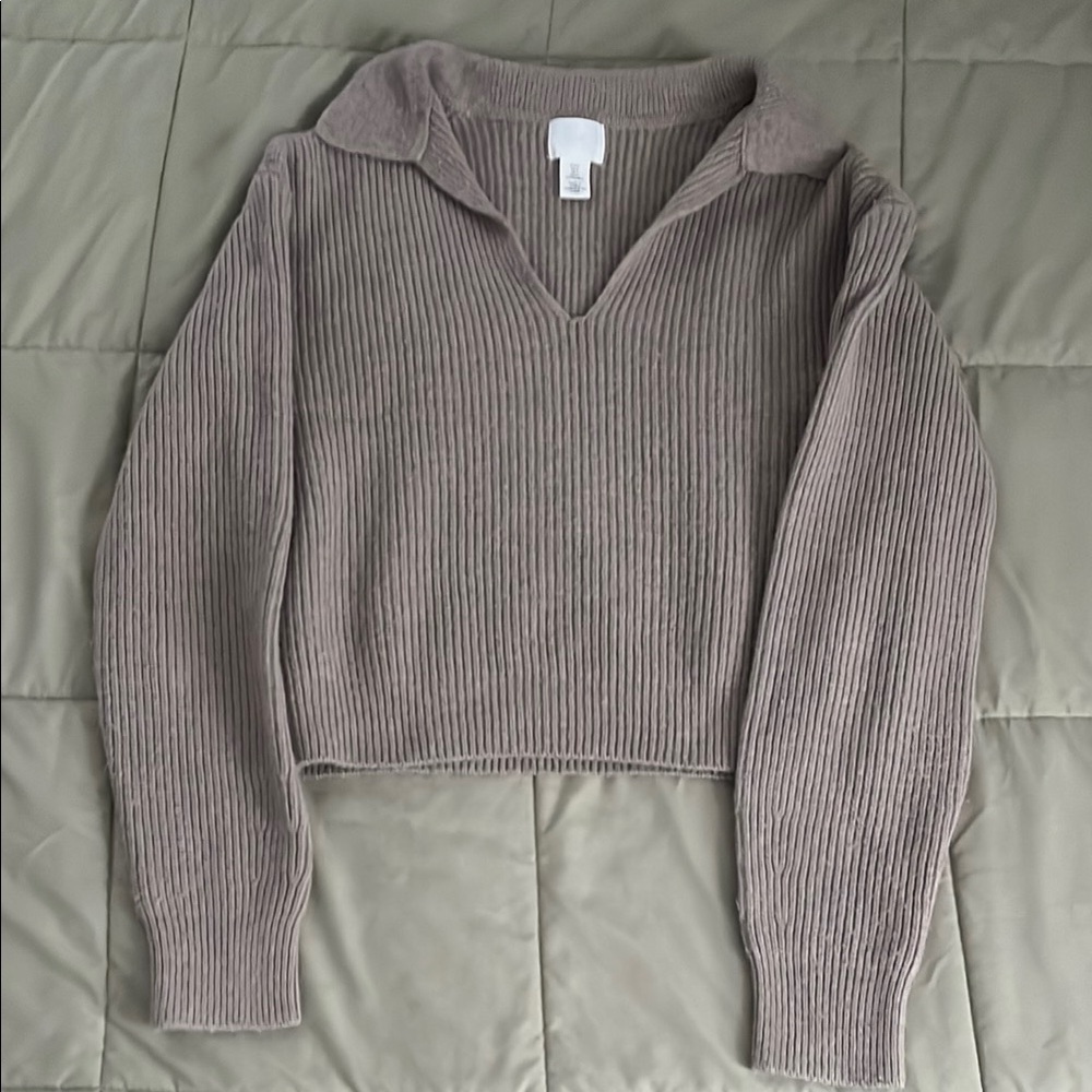 Elegant V-Neck Ribbed Sweater in Taupe